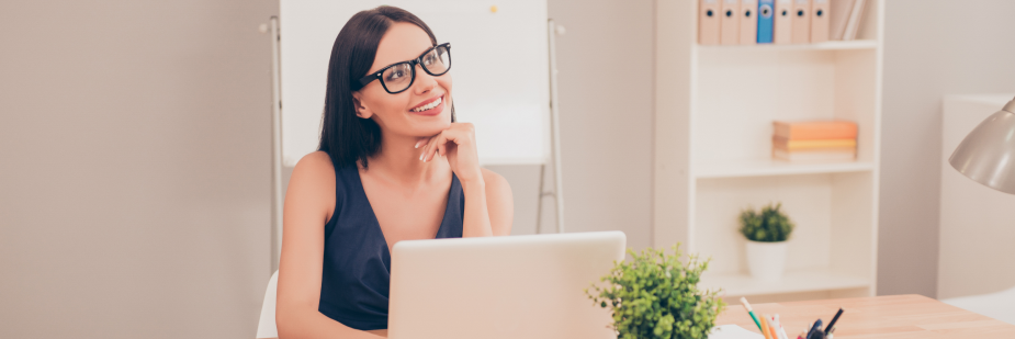 pessoa pensando em como planejar uma transição de carreira.