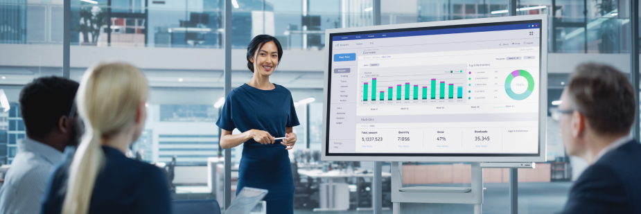 Mulher fazendo uma apresentação na empresa para colegas