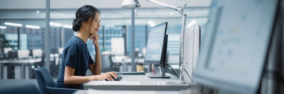 Mulher trabalhando no computador em um escritório. Produtividade no trabalho