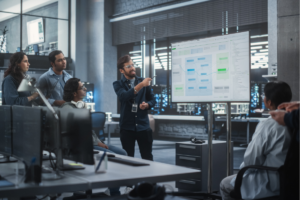 Home fazendo uma apresentação para seus colegas de trabalho. Habilidades mais valorizadas.