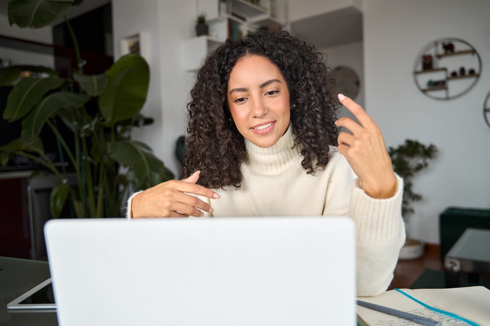 Proferssora dando aula de inglês online. A importância do inglês nos dias atuais.