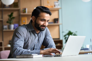 Homem estudando no computador. Carreira brilhar.