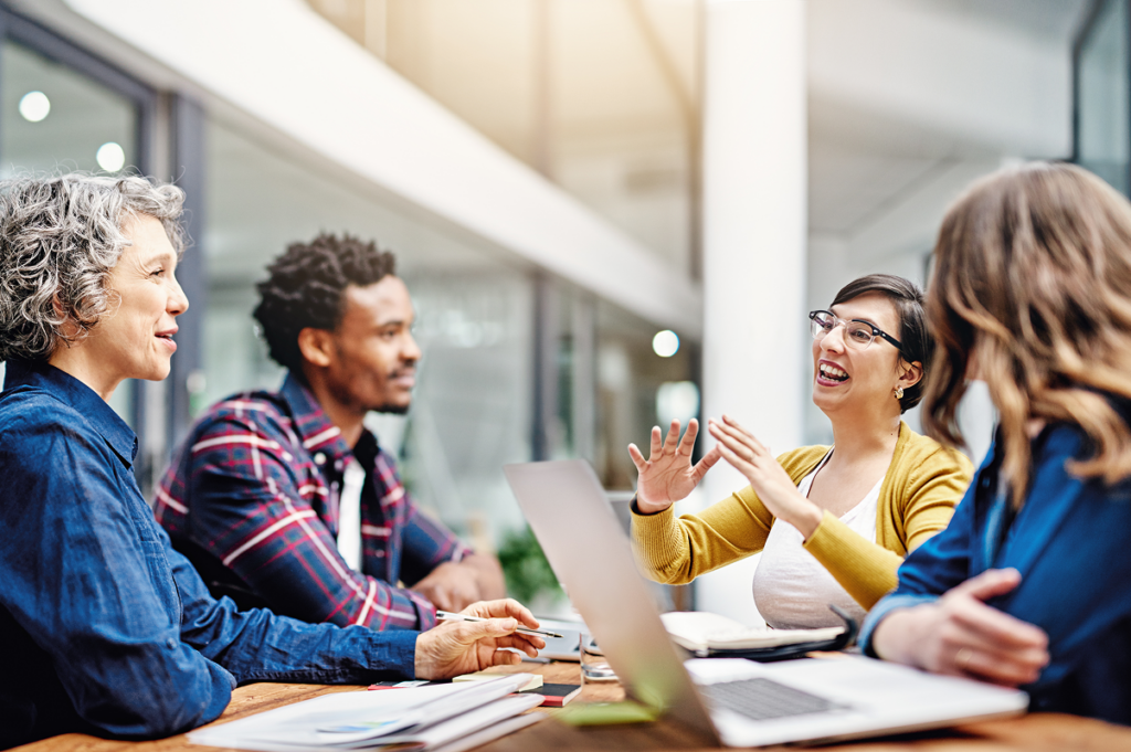 Grupo trabalhando em equipe. Importância do trabalho em equipe.