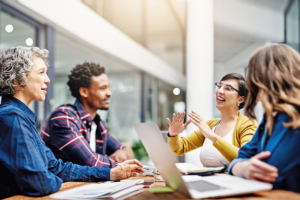 Grupo trabalhando em equipe. Importância do trabalho em equipe.
