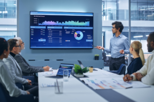 Homem apresentando dados para equipe de trabalho. Tendências de carreira.