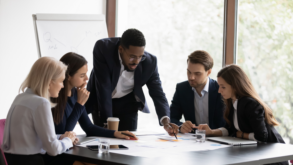 Grupo em reunião no trabalho. Habilidades inovadoras.