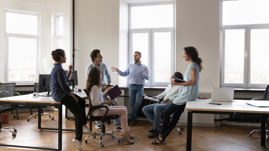 Grupo conversando no trabalho. Melhorar sua comunicação interpessoal.