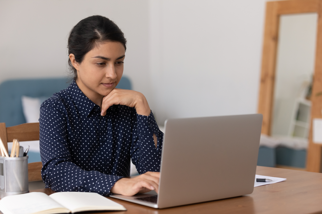 Mulher checando informações. Mentiras no currículo.