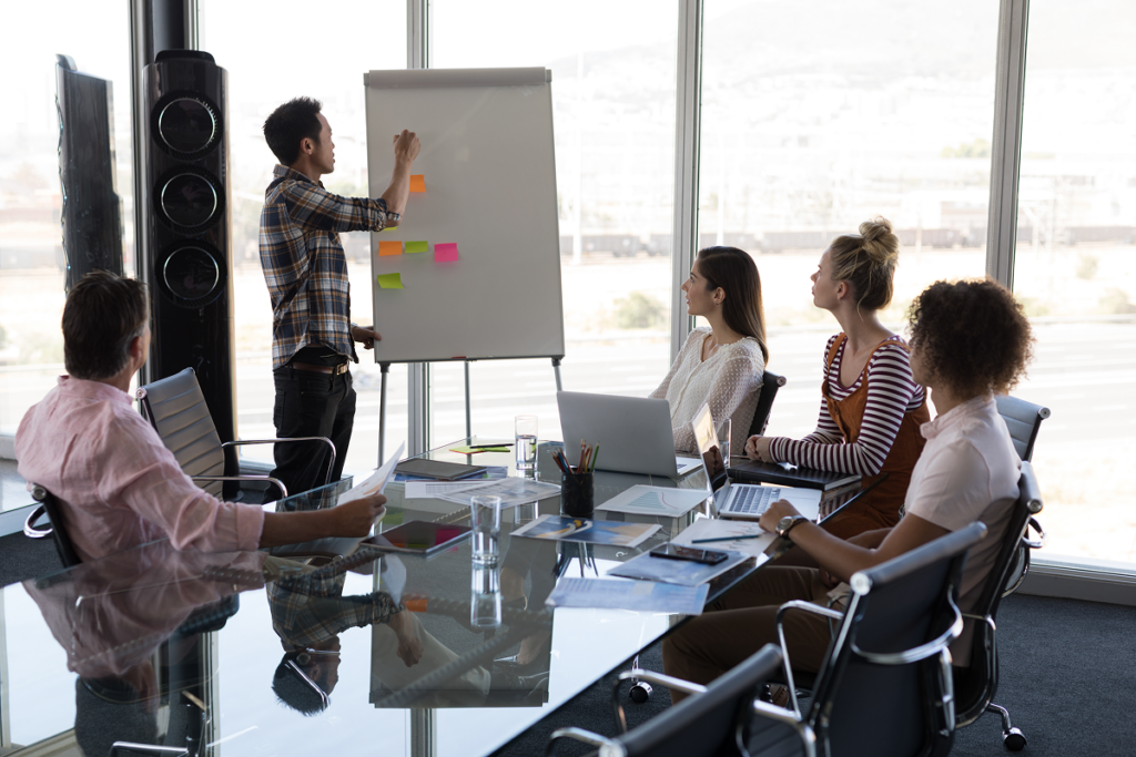 Reunião de equipe em empresa. Promover a autonomia na sua equipe.
