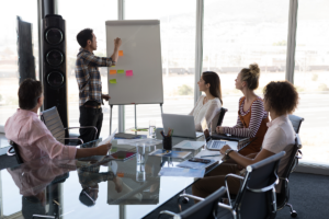 Reunião de equipe em empresa. Promover a autonomia na sua equipe.